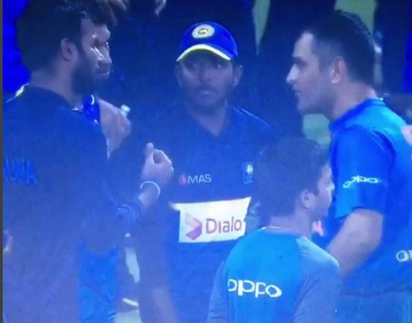 इस मौके पर श्रीलंकाई खिलाड़ियों के साथ बातचीत के दौरान धोनी के हाव-भाव देखकर लग रहा था कि वो अकिला को क्रिकेट की बारीकियां सिखा रहे हैं और जो हुआ उसे भूलने की बात कह रहे हैं.