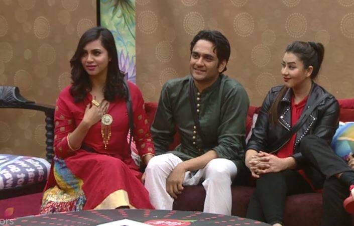  वहीं घर से बाहर जाने पर अर्शी खान ने कहा, ''मैं इस फैसले से थोड़ी निराश हूं. क्योंकि फिनाले में 2 हफ्ते का समय बाकी था और मुझे लगता था कि मैं फिनाले तक पहुंच जाऊंगी.''