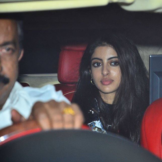 लेकिन नव्या के वहां पहुंचते लोगों की निगाहें उनपर थम गईं.