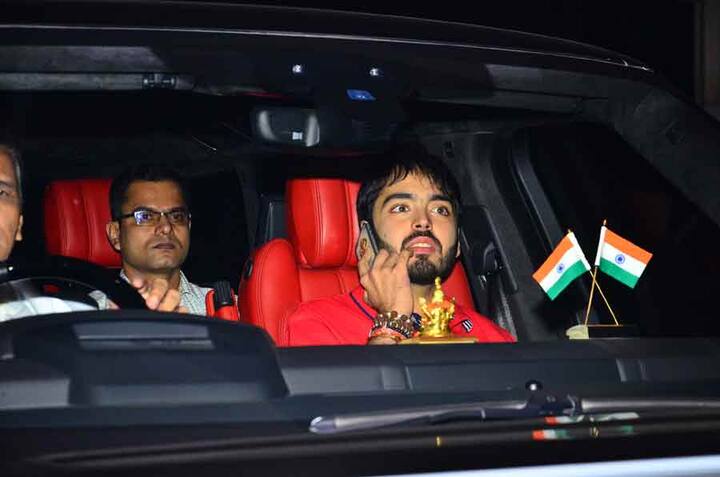 आकाश अंबानी भी करन जौहर की क्रिसमस पार्टी को अटेंड करने पहुंचे. (Photo: Manav Mangalani)