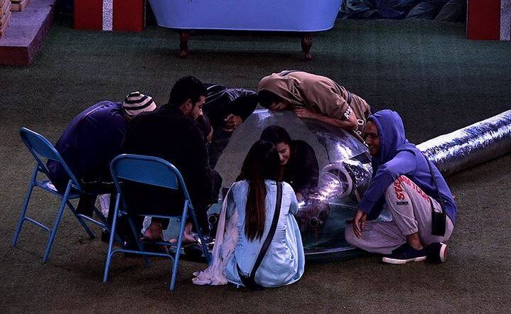 टास्क के दौरान बाकी घरवालों को यह जिम्मेदारी दी गई कि वह किसी भी तरह कंटेस्टेंट को टास्क पूरा नहीं करने देंगे.