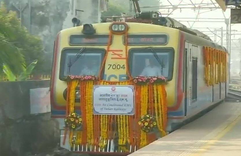 मुंबई को मिला क्रिसमस गिफ्ट, देश की पहली एसी लोकल ट्रेन सेवा आज से शुरू Mumbai: First air conditioned local train of India flagged off from Borivali station मुंबई को मिला क्रिसमस गिफ्ट, देश की पहली एसी लोकल ट्रेन सेवा आज से शुरू