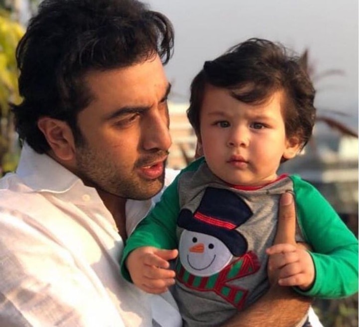  इस लंच पार्टी में अभिनेता रणबीर कपूर ने भी शिरकत की. पार्टी के दौरान रणबीर अपने भांजे तैमूर के साथ मस्ती करते नजर आए.