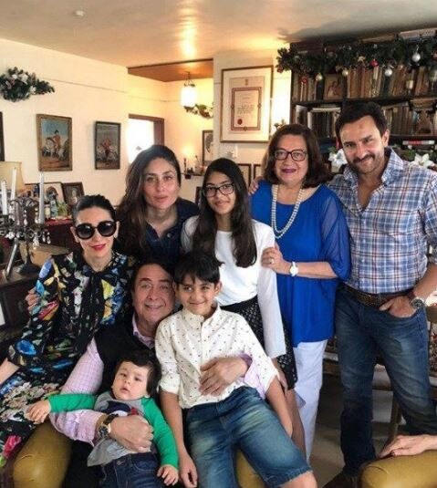 पार्टी में रणधीर कपूर भी नजर आए. इस दौरान उन्होंने तैमूर को गोद में लेकर सभी के साथ तस्वीर भी खिंचवाई.