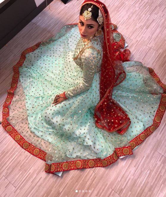 टीवी अभिनेत्री एक बार फिर चर्चाओं में हैं. एक बार फिर टीवी की 'नागिन' ने अपनी अपनी खूबसूरत तस्वीरों के जरिए लोगों का ध्यान अपनी तरफ खींचा हैं.