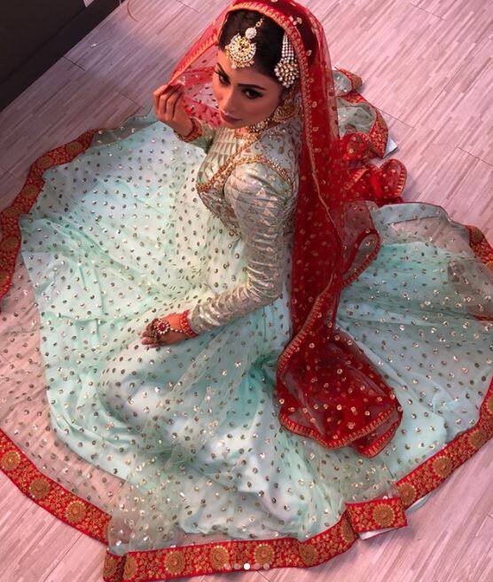 बता दें मौनी एक्टिंग के अलावा डांसिंग भी पसंद करती हैं. एक डांसिंग परफॉर्मेंस देने से पहले की तस्वीरों को शेयर करते हुए मौनी रॉय ने अपने चाहने वालों का ध्यान खींचा है.
