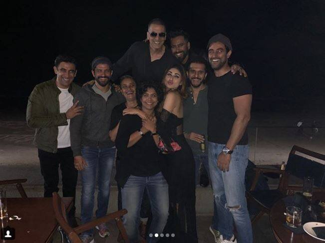 मुंबई में अक्षय कुमार ने अपनी अपकमिंग फिल्म पैडमैन का एक गाना लॉन्च किया और इसके बाद वो इस फिल्म की पार्टी करने पहुंचे.  इस पार्टी में मौनी रॉय भी नजर आई थीं.