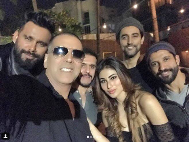    इस फिल्म को रीमा कागती ने निर्देशित किया है. रितेश सिद्धवानी निर्मित यह फिल्म फरहान अख्तर के बैनर एक्सेल एंटरटेनमेंट तले बनी है. 