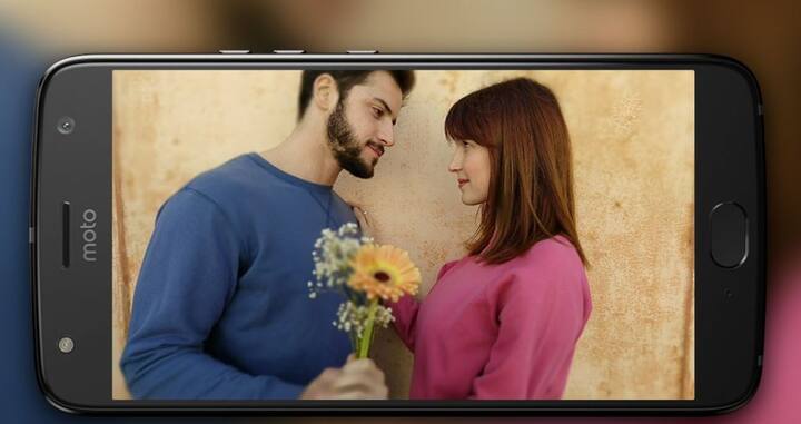 इसका सेल्फी कैमरा 16 मेगापिक्सल का है, जो कम रोशनी में भी बढ़िया काम करता है. इसमें सेल्फी पैनोरमा फीचर दिया गया है, जिससे ग्रुप फोटो खींचा जा सकता है.