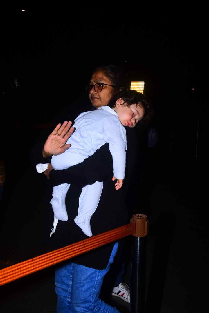 आपको बता दें कि जन्म के बाद तैमूर के नाम को लेकर भारी विवाद हुआ था लेकिन इन विवादों से दूर तैमूर अब लाखों दिलों की धड़कन बन गए हैं.