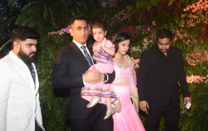 धोनी इस रिसेप्शन में अपनी बेटी जीवा को भी लेकर पहुंचे हैं. आपको बता दें कि विराट अनुष्का ने इटली में इसी महीने 11 तारीख को शादी की थी.