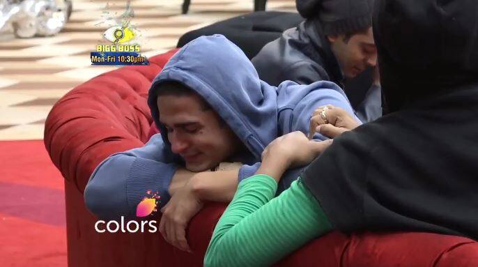 बिग बॉस के घर में जब लव त्यागी और प्रियांक शर्मा ने अपनी मां को एंटर करते हुए देखा तो बहुत इमोशनल हो गए. प्रियांक शर्मा और लव त्यागी अपनी मां को देखते ही फूट फूटकर रोने लगे.