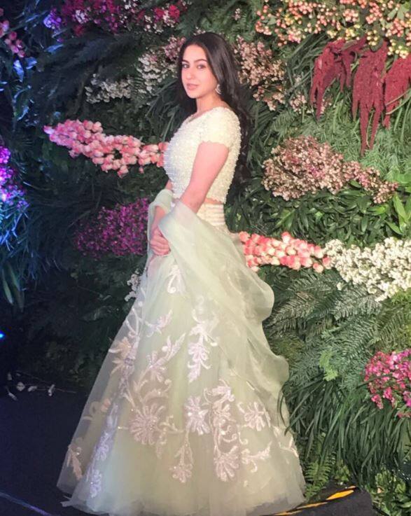 ऑफ वाइट ड्रेस में सारा अली खान बेहद खूबसूरत लगीं.