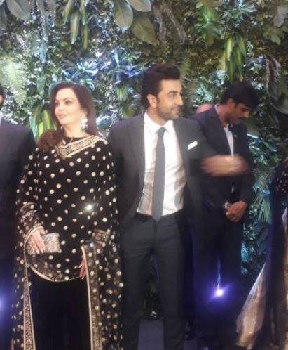 अनुष्का के खास दोस्त रणबीर कपूर नीता अंबानी के साथ विरूष्का के रिसेप्शन में पहुंचे.