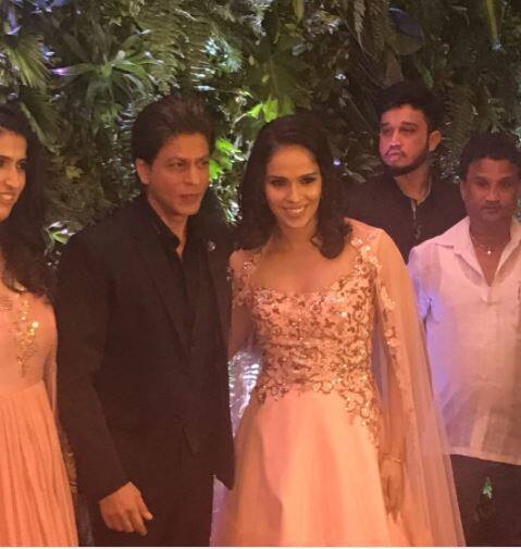 किंग खान भी विरूष्का के रिसेप्शन में पहुंचे.