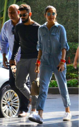 ये तस्वीरें तब की हैं जब विराट कोहली अपनी पत्नी अनुष्का शर्मा के साथ होटल पहुंचे थे.