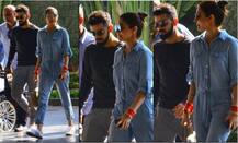 कुछ ही देर में मुंबई में शुरू होगा विरूष्का का रिसेप्शन, हाथों में हाथ डाले कुछ इस अंदाज में होटल पहुंचे दोनों