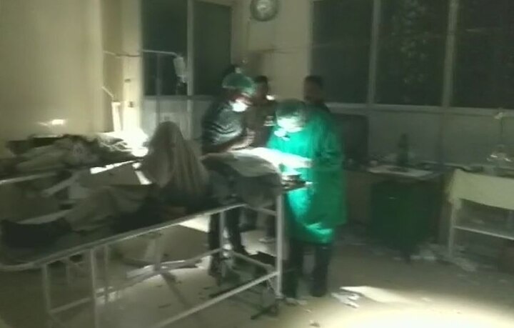 यूपी में टॉर्च की रोशनी में मोतियाबिंद का ऑपरेशन, सीएमओ निलंबित UP: eye operations of patients done under torchlight, CMO of Unnao removed यूपी में टॉर्च की रोशनी में मोतियाबिंद का ऑपरेशन, सीएमओ निलंबित