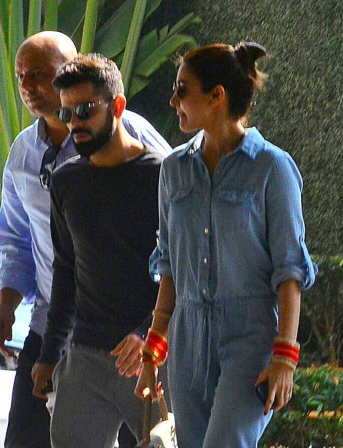 आपको बता दें कि विराट-अनुष्का ने इसी महीने 11 तारीख को इटली में एक निजी समारोह में गुपचुप तरीके से शादी की थी. शादी में दोनों ही सितारों के बेहद करीबी लोग शामिल हुए थे.