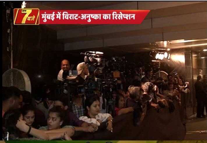 होटल के बाहर विराट और अनुष्का के फैन दोनों की केवल एक झलक पाने के लिए इंतजार कर रहे हैं.