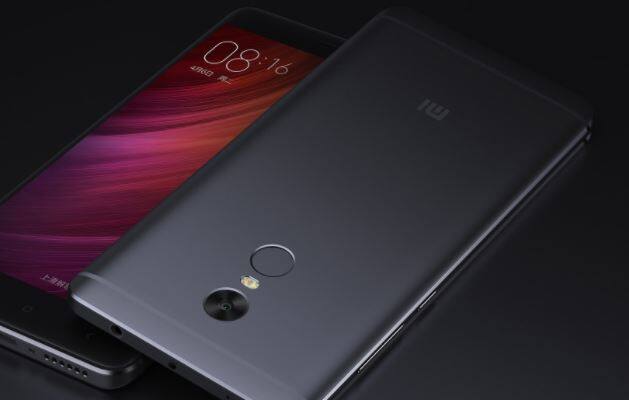 Redmi Note 4(9,999) : शाओमी का नोट 4 स्मार्टफोन कंपनी का साल 2017 का सबसे स्केसफुल स्मार्टफोन है. रेडमी नोट 4 के 3 जीबी रैम और 32 जीबी मैमोरी दी गई है. रेडमी नोट 4 में 5.5 इंच का फुल एचडी डिस्प्ले और क्वालकॉम स्नैपड्रैगन 625 प्रोसेसर दिया गया है. इसमें 4100mAh की बैटरी है. 3 मेगापिक्सल का रियर और 5 मेगापिक्सल का सेल्फी कैमरा दिया गया है.