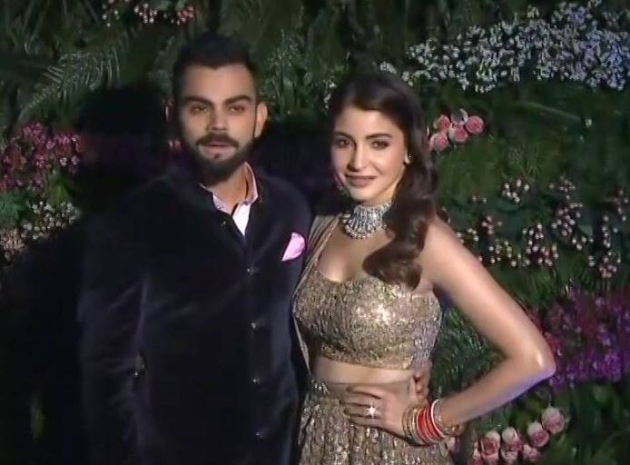 virat kohli and anushka sharma in their mumbai reception गोल्डन ड्रेस, हाथों में लाल चूड़ा और विराट की बाहों में बाहें डाले पहुंची अनुष्का