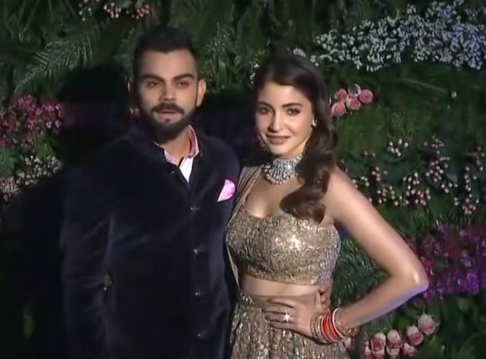 गोल्डन ड्रेस, हाथों में लाल चूड़ा और विराट की बाहों में बाहें डाले पहुंची अनुष्का