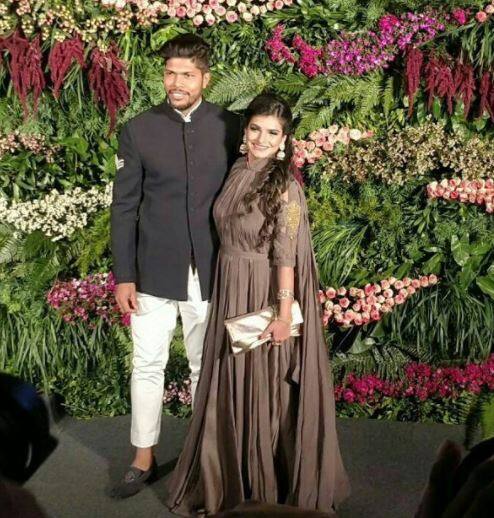 टीम इंडिया के तेज गेंदबाज उमेश यादव अपनी पत्नी के साथ इस रिसेप्शन में पहुंचे हैं.