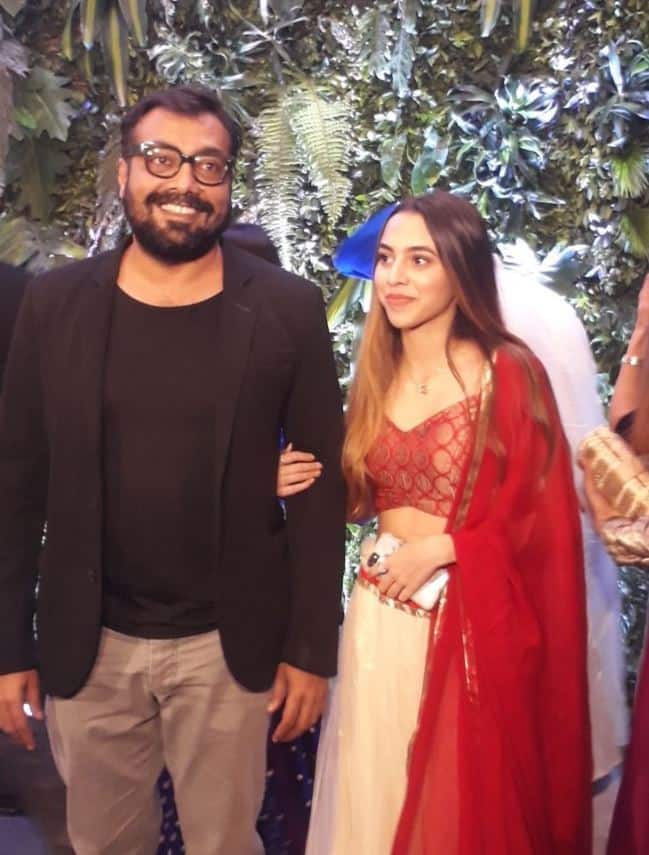 निर्देशक अनुराग कश्यप अपनी बेटी के साथ रिसेप्शन में पहुंचे.