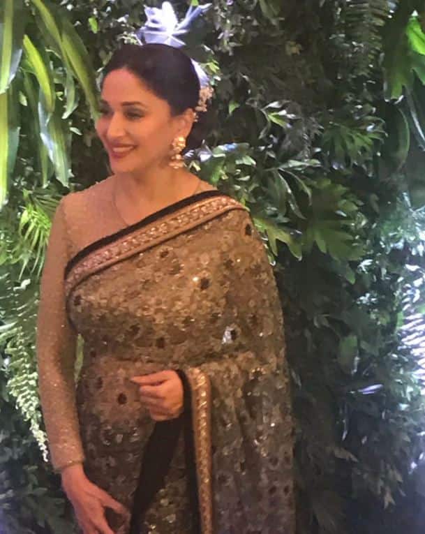 माधुरी दीक्षित भी विरूष्का के रिसेप्शन में बेहद खास अंदाज में पहुंची.