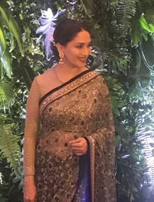 विरूष्का के रिसेप्शन में कुछ इस अंदाज में पहुंची रेखा और माधुरी, नजरें हटाना होगा मुश्किल