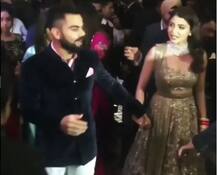 विराट अनुष्का मुंबई रिसेप्शन: हाथों में हाथ डाले रिसेप्शन में पहुंचे विरुष्का, देखें वीडियो