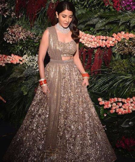 बता दें कि विराट और अनुष्का की शादी में बेहद कम लोगों ने शिरकत की थी. यही वजह है कि हिंदुस्तान आने के बाद विराट-अनुष्का ने एक नहीं बल्कि दो-दो रिसेप्शन का एलान कर दिया.