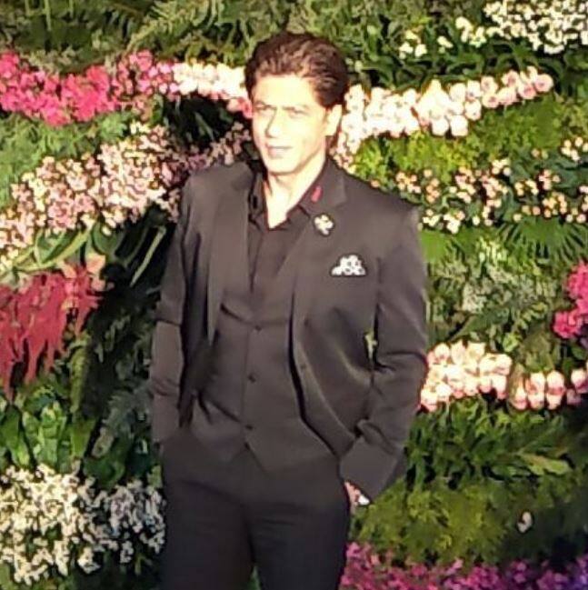 रिसेप्शन में शाहरुख अपने खास अंदाज में नजर आए.