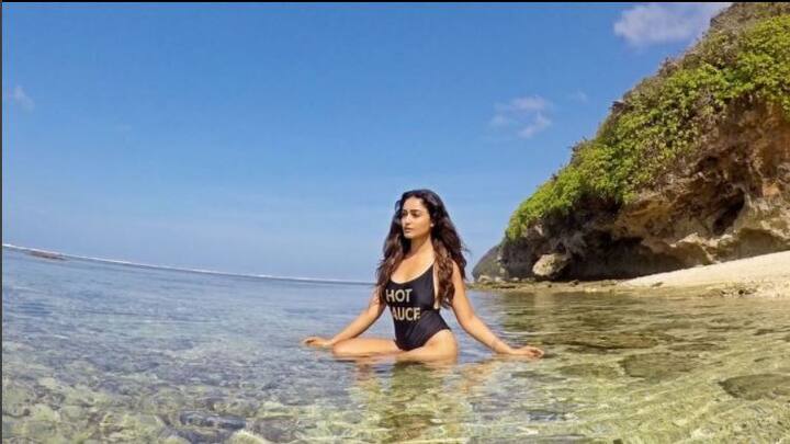 त्रिधा कुछ दिनों पहले बाली से वेकेशन मना कर लौटी हैं. बाली के बीच पर हॉलिडे एंजॉय करने के दौरान की ये तस्वीरें सोशल मीडिया पर खूब पसंद की गई.