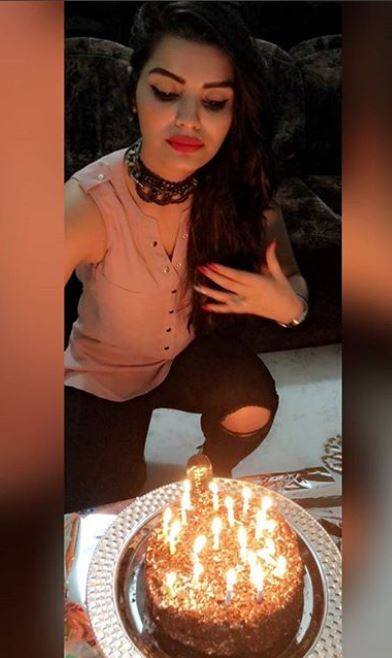 अपने जन्म दिन की तस्वीरों को सोनाली ने इंस्टाग्राम पर शेयर भी किया है. 