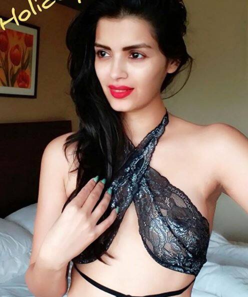 जी हां, सोनाली ने अपने इंस्टाग्राम अकाउंट पर अपने वेरेशन की कुछ हॉट तस्वीरों को शेयर किया है. इन तस्वीरों में वह बिकिनी में नजर आ रही हैं.