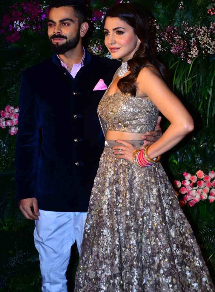 विराट के लिए भी ड्रेस सब्यसाची ने ही डिजाइन किया. विराट वेलवेट नेवी ब्लू कलर के सूट में नज़र आए.