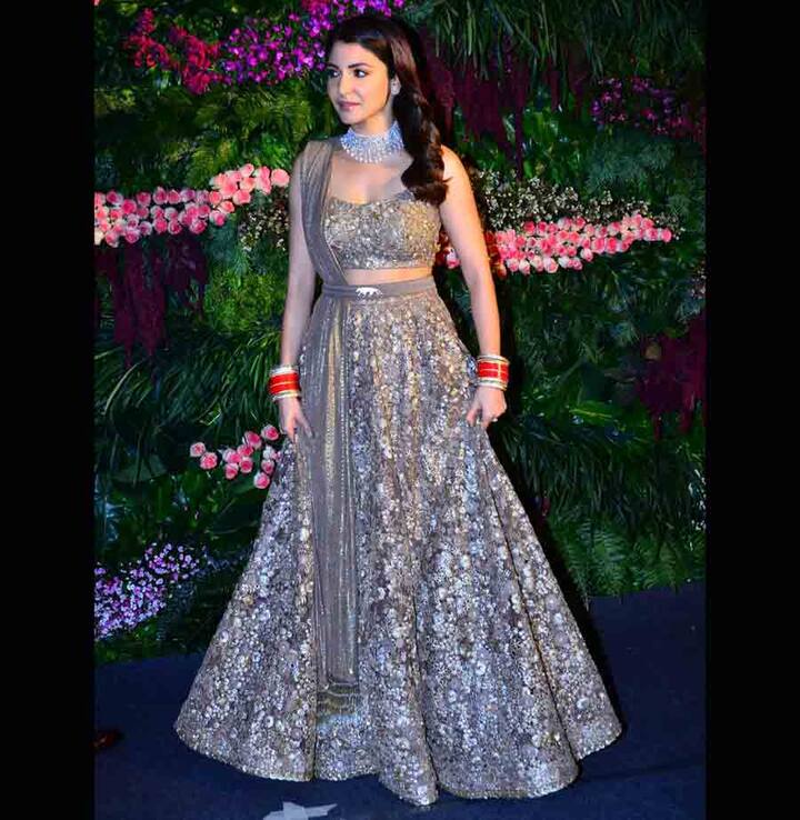 रिसेप्शन पर अनुष्का शर्मा गोल्डन कलर के लहंगे में नज़र आईं.