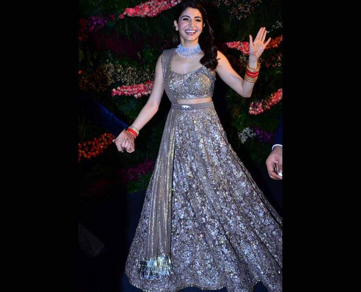 गले में डायमंड की नेकलेस और मैचिंग ईयररिंग्स अनुष्का की खूबसूरती में चार चांद लगा रहे थे.