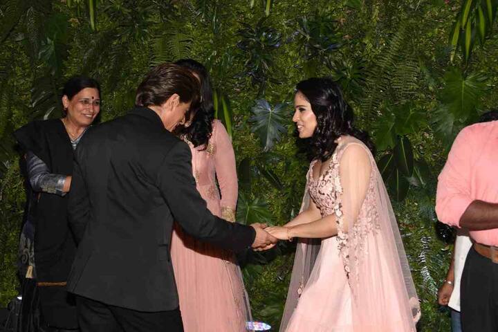 जाहिर सी बात है कि सिनेमा और खेल के कॉकटेल की ये तस्वीरें देख दोनों के फैंस का दिल बाग-बाग हो उठेगा. वहीं जो सबसे बड़ी जानकारी समाने आई है वो ये है कि शाहरुख सायना के फेवरेट अदाकारा हैं और ये हम नहीं कह रहे बल्कि इस मुलाकात के बाद सायना ने खुद इंस्टाग्राम पर एक पोस्ट करके ये जानकारी दी है.