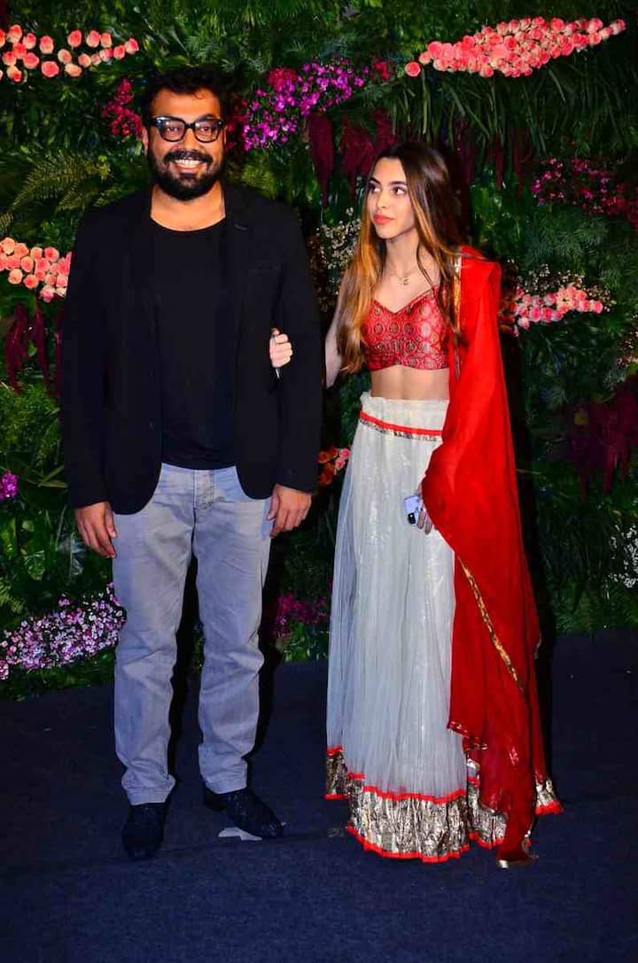 दिल्ली के धमाकेदार सेलिब्रेशन के बाद इस जोड़े ने मुंबई में भी धमाकेदार रिशेप्शन दिया. इस रिसेप्शन में खेल जगत से लेकर सिनेमा जगत के तमाम सितारे पहुंचे.