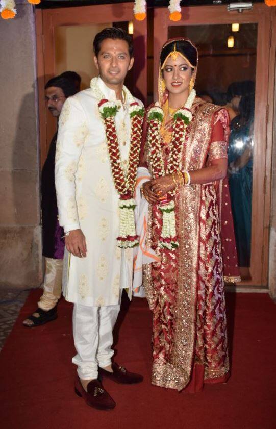 वत्सल सेठ-इशिता दत्ता: कपिल शर्मा की फिल्म 'फिरंगी' में लीड रोल निभाने वाली बॉलीवुड अभिनेत्री इशिता दत्ता ने फिल्म की रिलीज से कुछ ही दिनों पहले ब्वॉयफ्रेंड वत्सल सेठ के साथ मंदिर में गुपचुप शादी रचा ली थी. शादी की तस्वीरें सामने आते ही सभी चौंक गए थे. इस शादी में सेंटर ऑफ अटेंशन रहे थे अजय देवगन और काजोल.