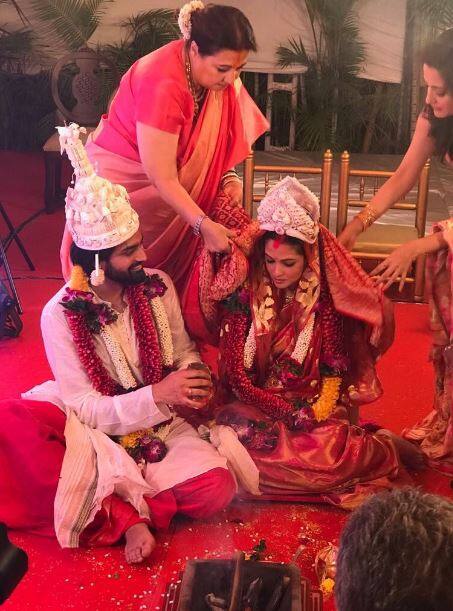 रिया सेन-शिवम तिवारी: बॉलीवुड अभिनेत्री रिया सेन ने ब्वॉयफ्रेंड शिवम तिवारी के साथ गुपचुप तरीके से शादी कर ली थी जिसके बाद सोशल मीडिया पर उन्होंने पति के साथ एक लिप-लॉक तस्वीर अपलोड कर काफी लाइमलाइट बटोरी थी.