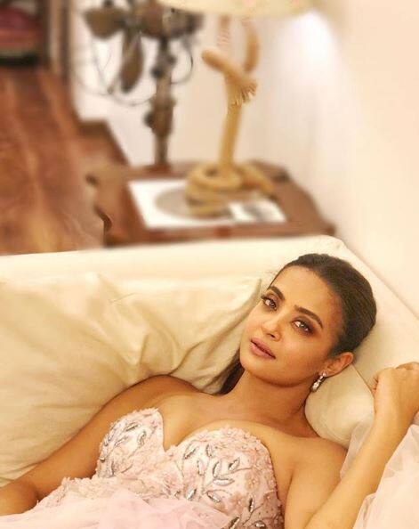 ये हीरोइन कोई और नहीं बल्कि 'हेट स्टोरी 2' में बोल्ड अदाओं से लाइमलाइट में आई सुरवीन चावला हैं. कुछ ही देर पहले सुरवीन ने सोशल मीडिया पर शादी की तस्वीर पोस्ट करते हुए शादी का ऑफिशियल एनाउंसमेंट किया है. (तस्वीर: इंस्टाग्राम)