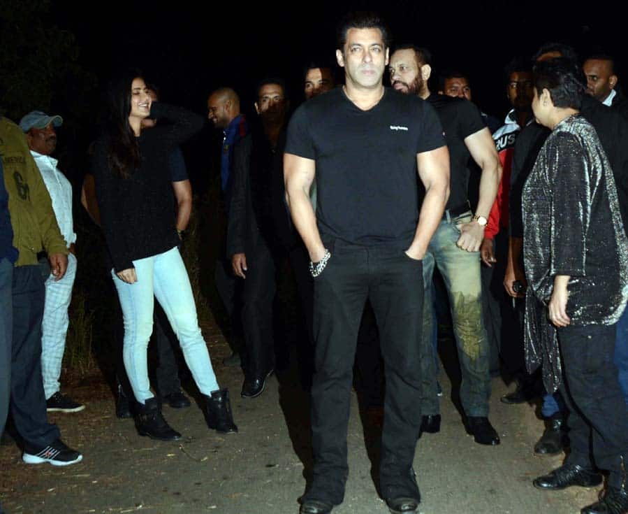 Salman Khan Birthday Celebration video and photos अपनी बर्थडे पार्टी में अपने ही हिट गानों पर जमकर नाचे सलमान खान, देखें Video