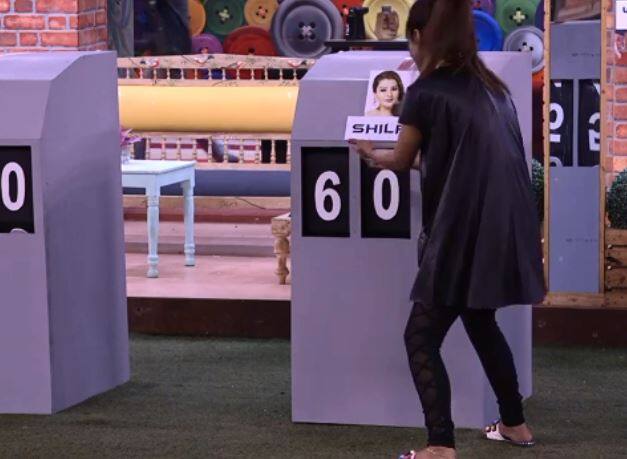  हिना खान ने गलती से 60 की जगह 600 प्वाइंट्स दिए. बिग बॉस ने हिना खान को फटकार लगाते हुए कहा कि उन्हें 600 नहीं 60 प्वाइंट्स देने को कहा गया है. 