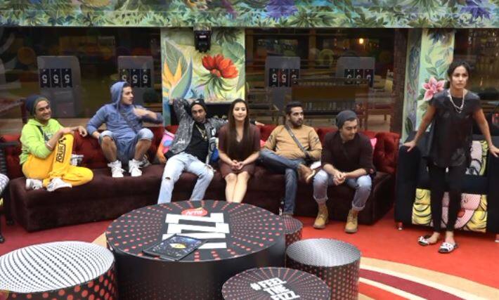  'घर आए घरवाले' टास्क में अबतक दो राउंड पूरे हो चुके हैं. एक राउंड में शिल्पा शिंदे तो दूसरे राउंड में हिना खान बाजी मारने में कामयाब रही हैं.