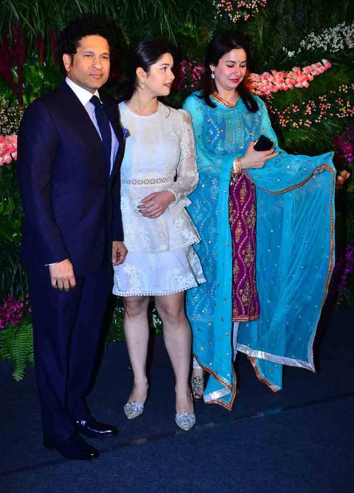 विराट-अनुष्का के इस खास दिन पर कई मेहमान पहुंचे थे, लेकिन सारा तेंदुलकर की मौजूदगी ने सबका दिल जीत लिया. (Photo: Manav Mangalani)