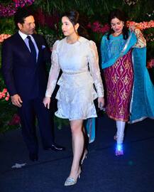 \'विरुष्का\' के रिसेप्शन में White ड्रेस में डॉल लग रही थीं सचिन की बेटी सारा तेंदुलकर, देखिए तस्वीरें